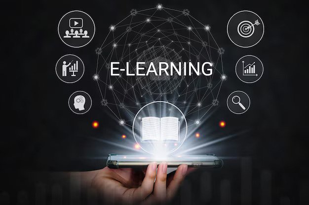 Persona usando un portátil con iconos de eLearning superpuestos